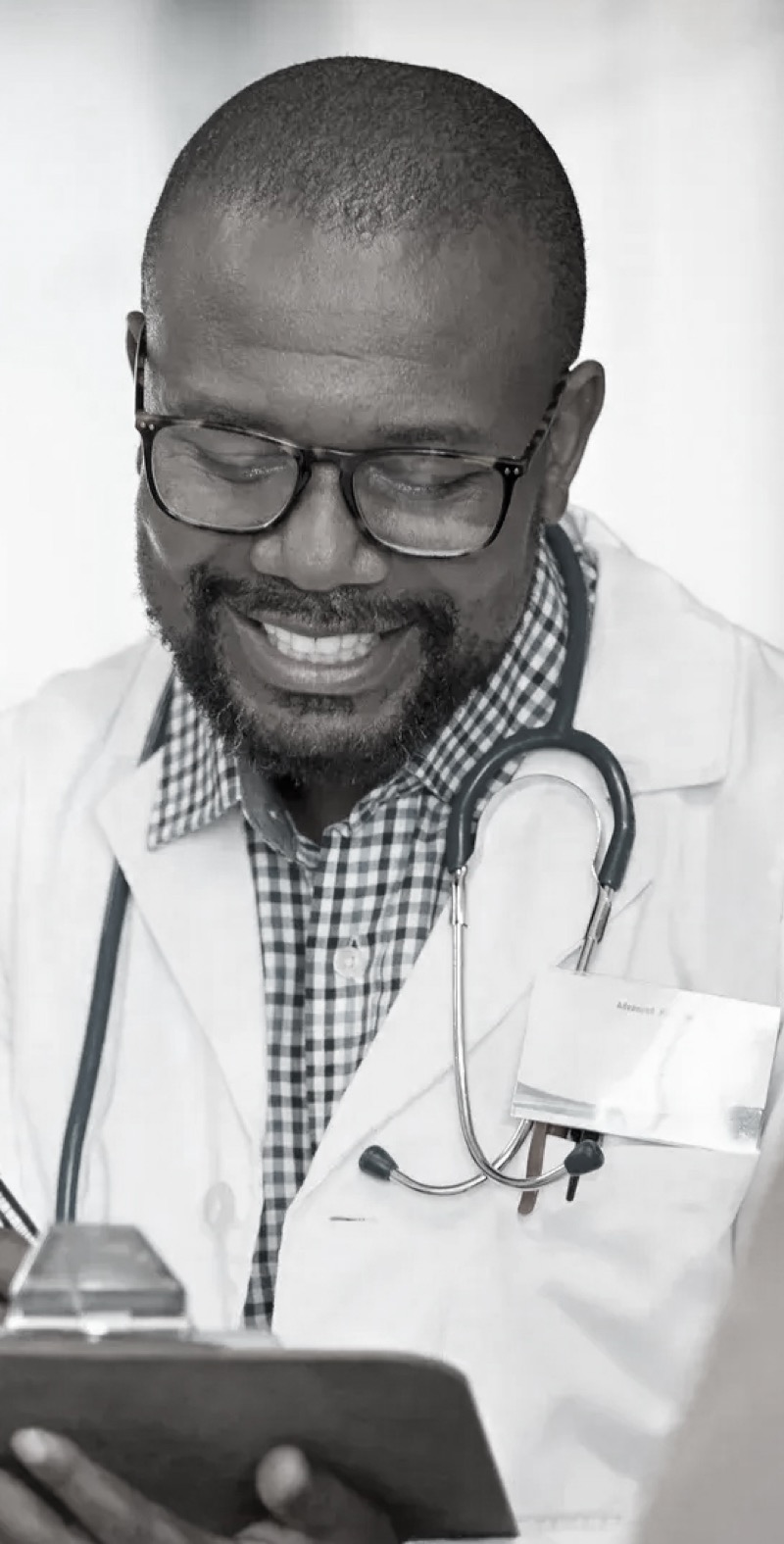 Médico revisando documentação clínica